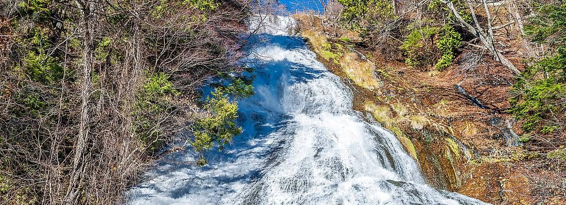 La magnifica cascata Yutaki di Nikko, durante una giornata di sole.