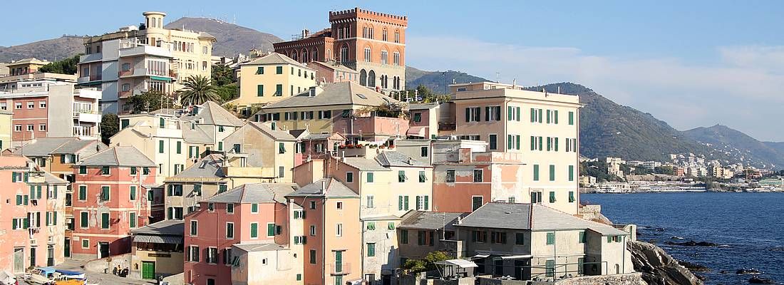 Case affacciate sul mare a Genova.