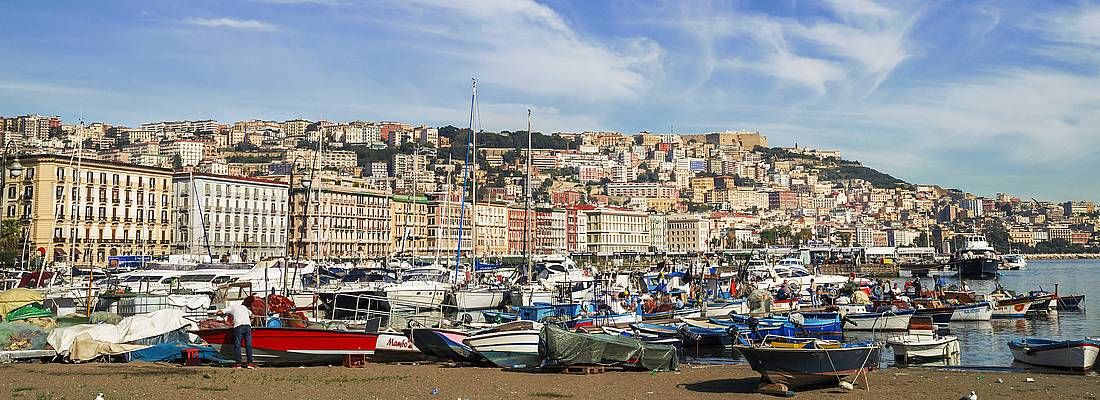 Il porto di Napoli.