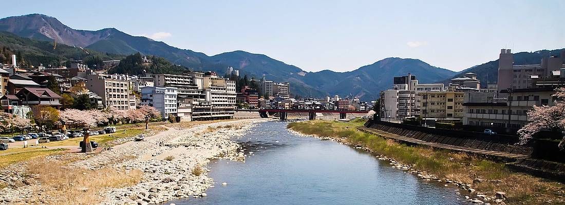 Il fiume che scorre nel mezzo di Gero Onsen.