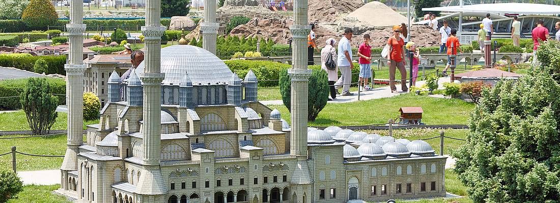 Visitatori ammirano la Turchia in miniatura, a Miniaturk.