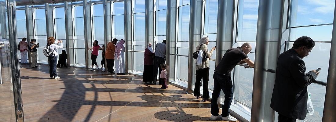 Visitatori ammirano la vista all'osservatorio del Burj Khalifa.