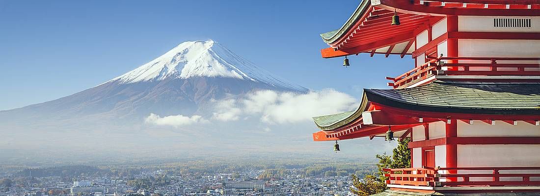 La Pagoda Chureito, e sullo sfondo il Monte Fuji.