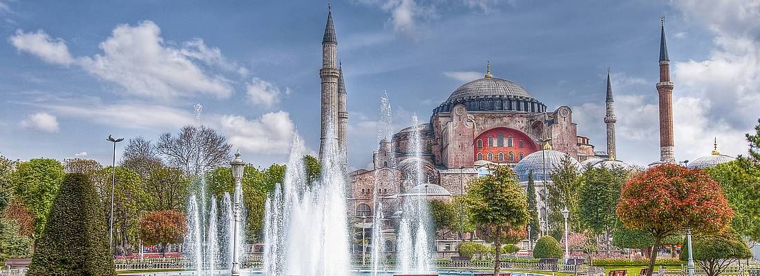 La moschea di Piccola Santa Sofia e una fontana in primo piano.