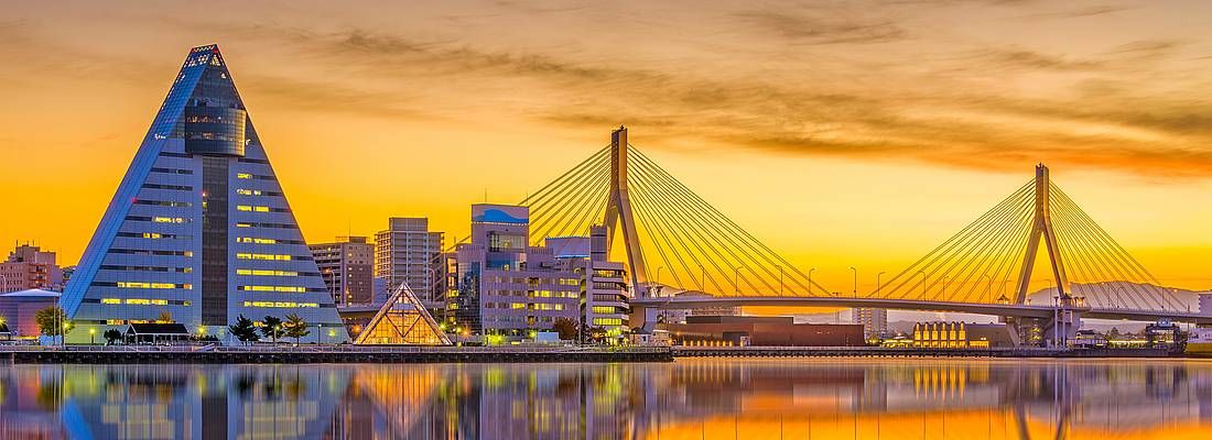 Skyline di Aomori al tramonto, con il ponte e l'edificio ASPAM.