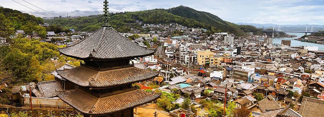 Panorama di Onomichi, con la pagoda in primo piano.