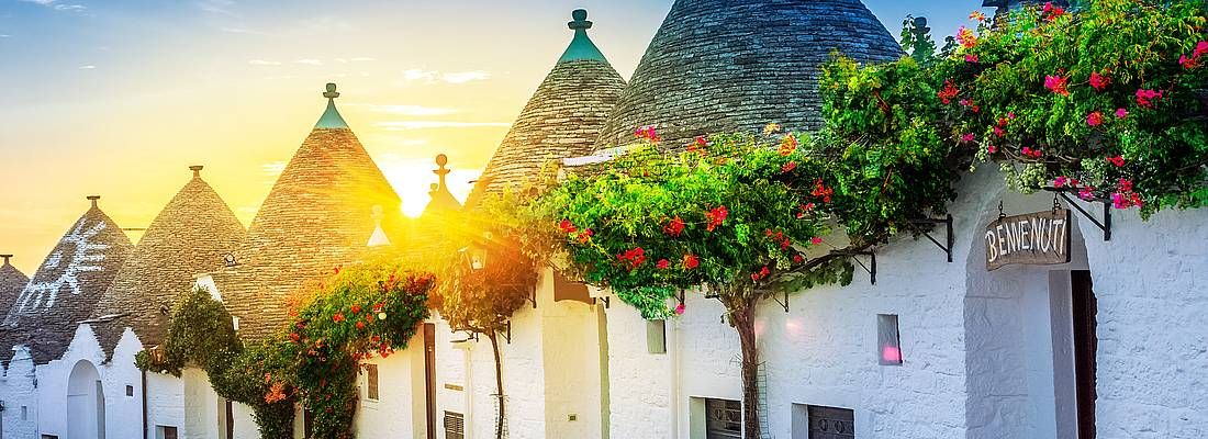 I trulli di Alberobello al tramonto.