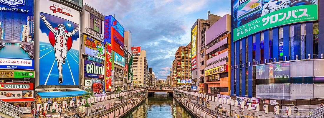 La zona di Dotonbori vista in prospettiva, con il canale e le iconiche pubblicità.