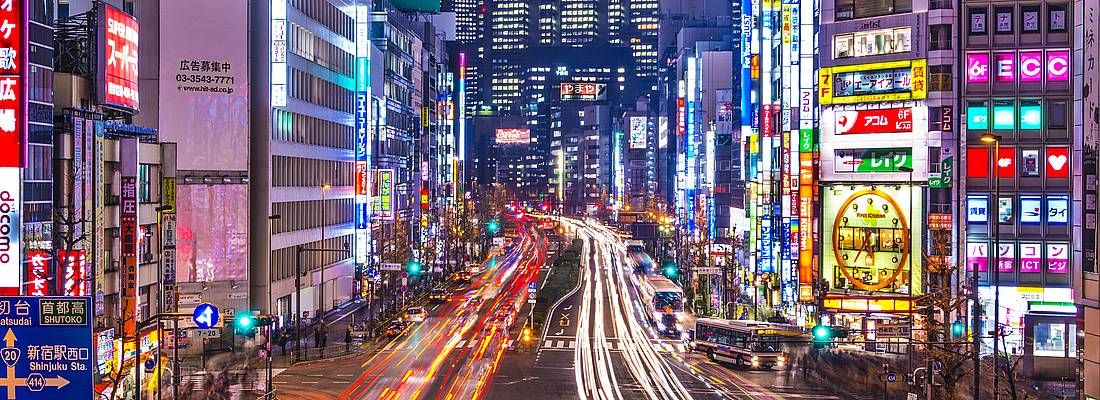 Le strade di Shinjuku di notte, e sullo sfondo le torri dove si trova il Park Hyatt Hotel.