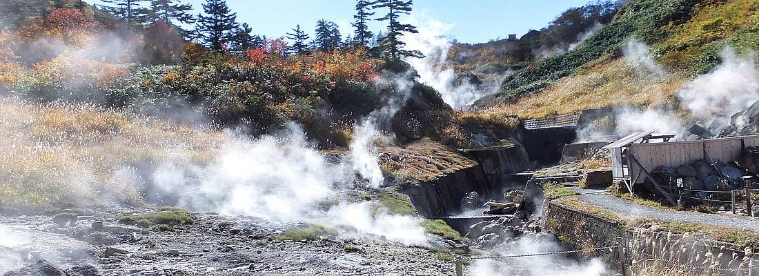 Fumare nella zona termale di Goshogake Onsen.