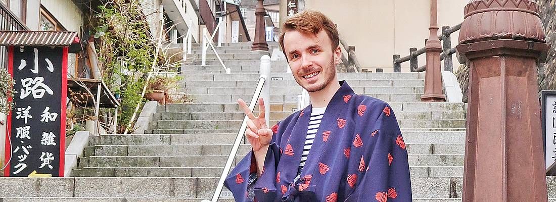 Marco Togni in kimono, in posa sulle scale di Ikaho Onsen.