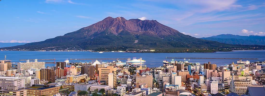 Skyline di Kagoshima, e sullo sfondo il vulcano Sakurajima.