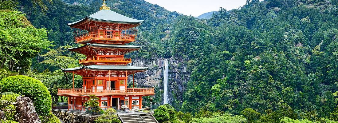 La pagoda Nachi, e sullo sfondo la vicina cascata.