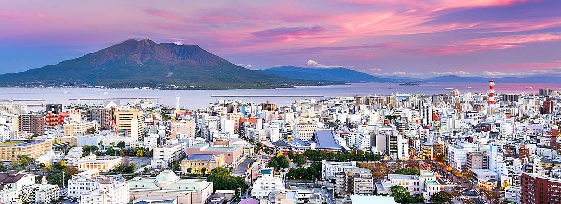 Panorama di Kagoshima, con il vulcano Sakurajima.