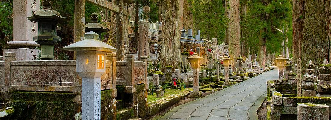 La passeggiata che attraversa il cimitero al tempio Okuno-in, sul Monte Koya.