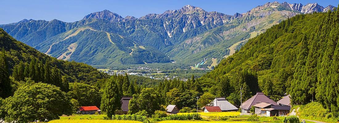 Natura e le Alpi Giapponesi sullo sfondo.