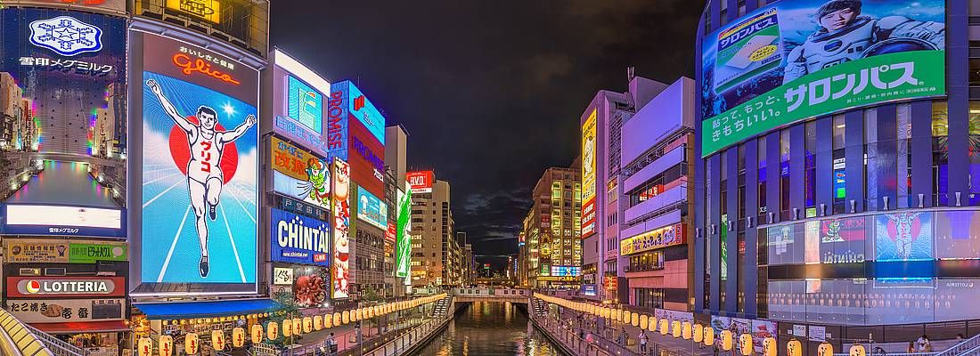 Il canale a Dotonbori e le iconiche pubblicità, di notte.