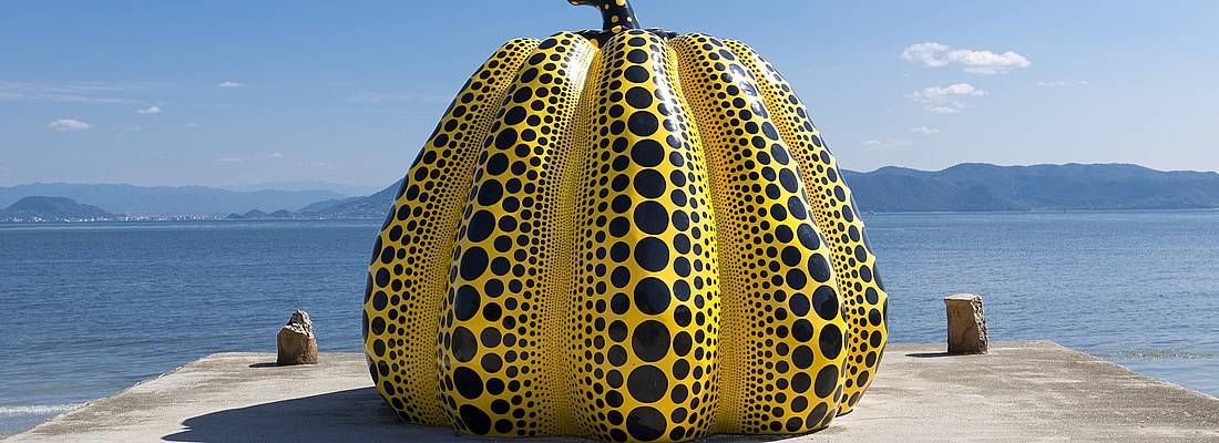 Una grande zucca gialla a pois neri, opera d'arte di Yayoi Kusama, sull'isola di Naoshima.