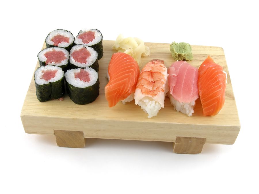 Sushi su un piatto di legno