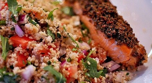 Piatto con salmone e tabbouleh.