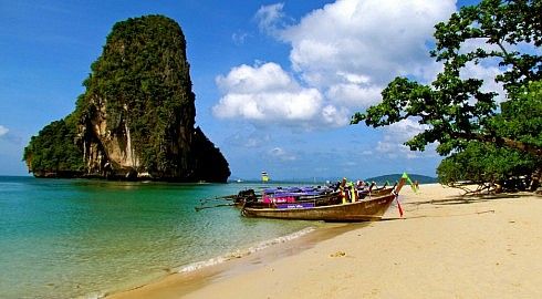 Una barca tradizionale su una spiaggia a Phuket.