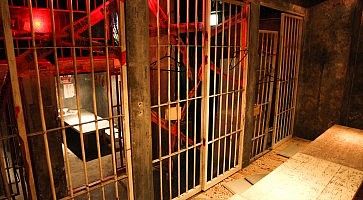 Curioso dettaglio dell'interno del ristorante Alcatraz a Shibuya, in cui sembra di essere in carcere.