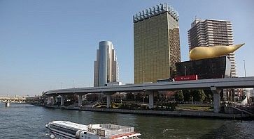 L'edificio della birra Asahi, visto dall'altra parte del fiume ad Asakusa.