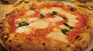 Dettaglio di una pizza margherita cotta al forno.