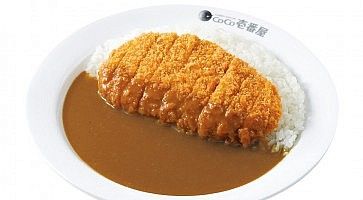 Piatto di riso al curry e tonkatsu, al ristorante Coco Ichibanya.