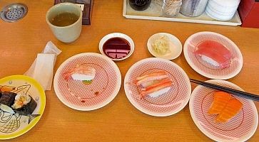 Piattini di sushi, in un ristorante kaiten sushi a Tokyo.