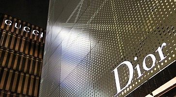 L'ingresso di Dior a Ginza e dettaglio dell'edificio.