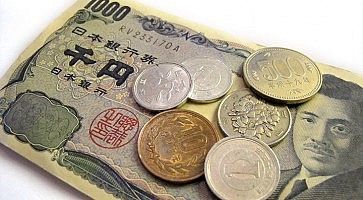 Banconota da 1000 yen e varie monete giapponesi.