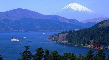 Il lago Kawaguchi-ko e il monte Fuji sullo sfondo. In primo piano, piccolino, il torii del Santuario di Hakone.