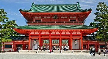 Il santuario Heian a Kyoto, di colore rosso acceso, con il tetto verde.