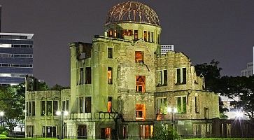 Il monumento A-Dome al Parco della Pace di Hiroshima, di notte.