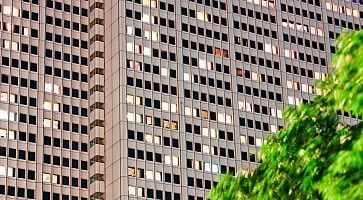 Dettaglio di una facciata di un hotel a Tokyo, con centinaia di stanze.