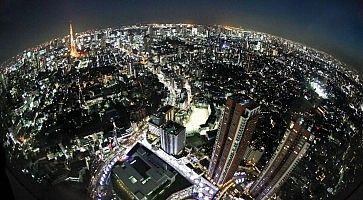 Vista notturna di Tokyo, dall'alto, in una foto fisheye fatta da Roppongi Hills.