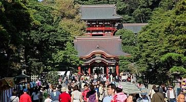 La strada che porta al santuario Tsurugaoka Hachimangu di Kamakura, gremita di gente.