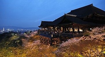 Il tempio Kiyomizu-dera di Kyoto al tramonto, in primavera.