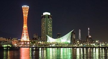 La zona del porto di Kobe, illuminata di notte.
