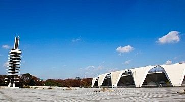 Il Komazawa Olympic Park, parco delle Olimpiadi di Tokyo 1964, con la torre olimpica e lo stadio.