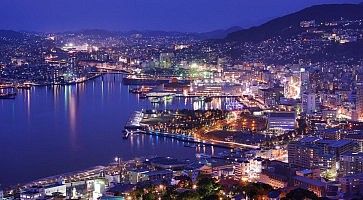 Splendida vista del porto di Nagasaki, di notte.
