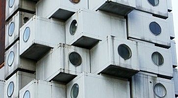 Dettaglio della Nakagin Capsule Tower vista dall'esterno.