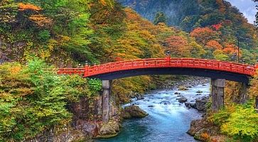 Il pittoresco ponte rosso Shinkyo, a Nikko.