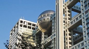 Esterno dell'edificio Fuji TV ad Odaiba, con la caratteristica sfera in cui è possibile entrare per ammirare il panorama.