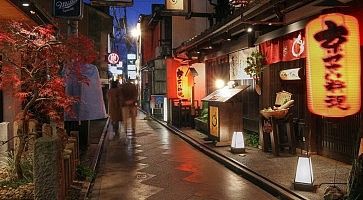 Luci e lanterne all'esterno di ristoranti giapponesi tradizionali, nella strada Ponto-cho a Kyoto.