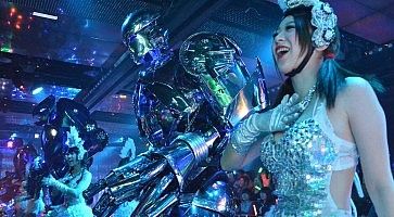 Ragazze e robot, durante lo spettacolo al Robot Restaurant di Tokyo.