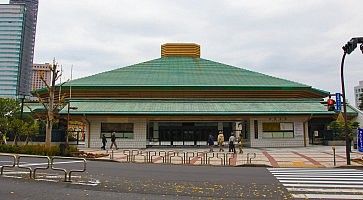 Lo stadio di sumo Ryogoku Kokugikan all'esterno.