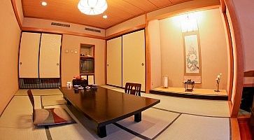 Elegante interno di una stanza di un ryokan in Giappone.