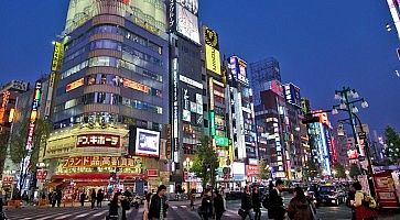 La zona di Shinjuku Eset, ricca di luci a neon.